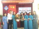 Đồng chí Nguyễn Thị Tam -Phó chủ tịch Xã tặng hoa.jpg - 