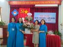 Bà Chu Thị Tuyết đại diện Ban cha mẹ học sinh nhà trường tặng hoa hội nghị.jpg - 