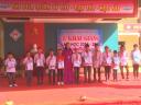 Cô Lê Thị Kim Oanh - Hiệu trưởng nhà trường tặng quà cho các em học sinh có hoàn cảnh khó khăn..jpg - 
