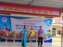 phụ huynh tặng hoa.jpg - 