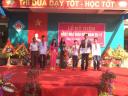 tặng hoa của hs.jpg - 