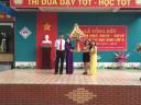 cô Hà tặng hoa.jpg - 