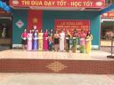 cô Hà tặng thưởng.jpg - 