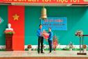 tặng hoa.JPG - 