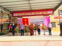 đại diện cha mẹ hs tặng hoa.jpg - 