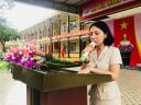 cô lan anh bế mặc.jpg - 