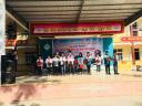 học sinh học cach đội mũ bảo hiểm đúng cách.jpg - 